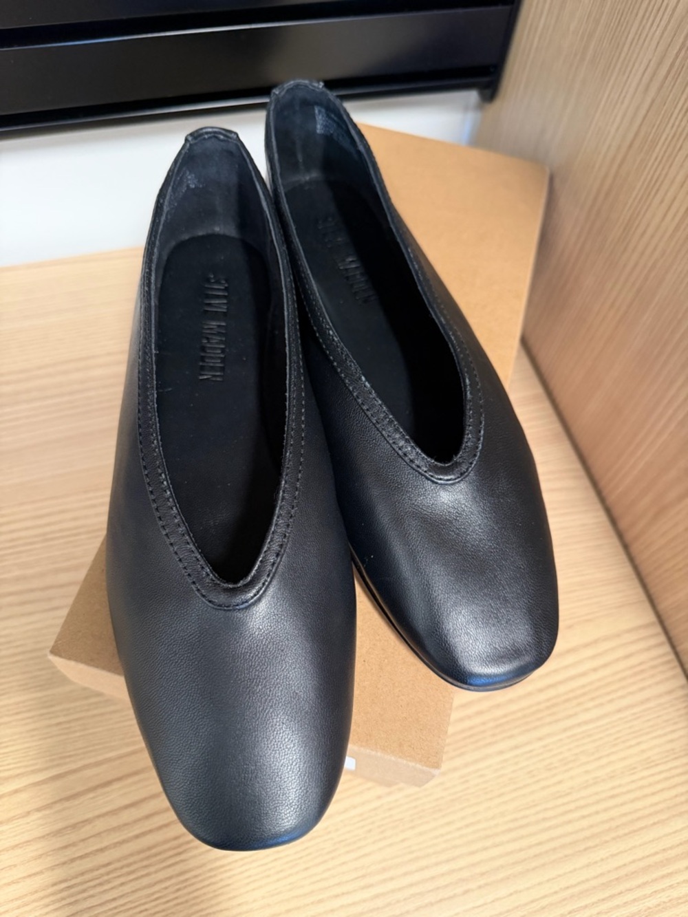 Steve Madden LENI Black Leather V-Neck Ballet Flats